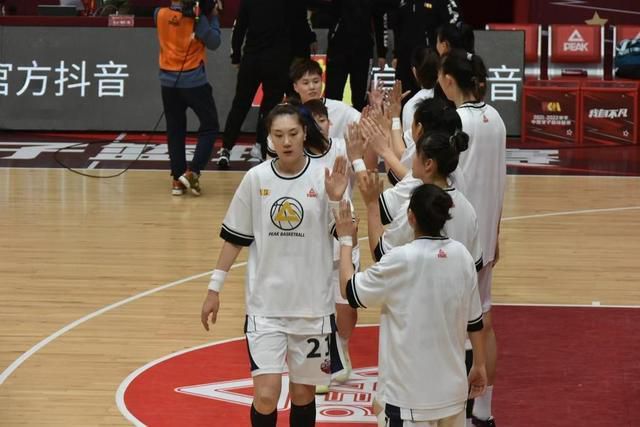 美女扒开胸罩露出胸触手